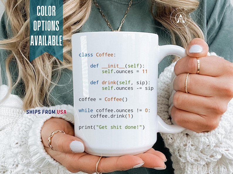 K&ouml;nnte beinhalten: Ein wei&szlig;er Keramikbecher mit schwarzem, blauem und orangefarbenem Computercode-Text, der lautet: class Coffee: def __init__(self): self.ounces = 11, def drink(self, sip): self.ounces -= sip, coffee = Coffee(), while coffee.ounces != 0: coffee.drink(1), print("Get shit done!")