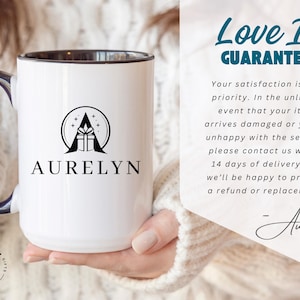 K&ouml;nnte beinhalten: Ein wei&szlig;er Keramikbecher mit dunklem Innenraum und Henkel, der ein schwarzes Logo eines Geschenkkartons in einem Kreis mit dem Text AURELYN zeigt. Rechts steht der Text Love It GUARANTEE, gefolgt von einer Richtlinie f&uuml;r besch&auml;digte Artikel.