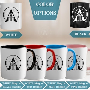 K&ouml;nnte beinhalten: Eine Auswahl an Keramikbechern mit einem kreisf&ouml;rmigen Logo, das ein Geschenk und Sterne zeigt. Erh&auml;ltlich als wei&szlig;er Becher, schwarzer Becher sowie wei&szlig;e Becher mit schwarzen, roten, blauen oder rosafarbenen Henkeln und Innenr&auml;ndern. Text: COLOR OPTIONS.