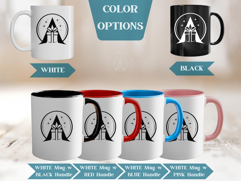 K&ouml;nnte beinhalten: Eine Auswahl an Keramikbechern mit einem kreisf&ouml;rmigen Logo, das ein Geschenk und Sterne zeigt. Erh&auml;ltlich als wei&szlig;er Becher, schwarzer Becher sowie wei&szlig;e Becher mit schwarzen, roten, blauen oder rosafarbenen Henkeln und Innenr&auml;ndern. Text: COLOR OPTIONS.