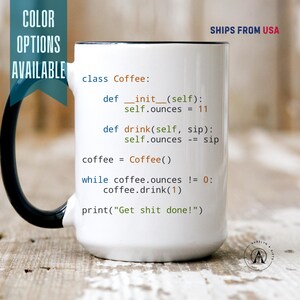 K&ouml;nnte beinhalten: Ein wei&szlig;er Keramikbecher mit schwarzem Henkel und schwarzem Innenraum, bedruckt mit Python-Programmiercode, der eine Coffee-Klasse definiert und den Text print("Get shit done!") in blauer, oranger und gr&uuml;ner Syntaxhervorhebung enth&auml;lt.