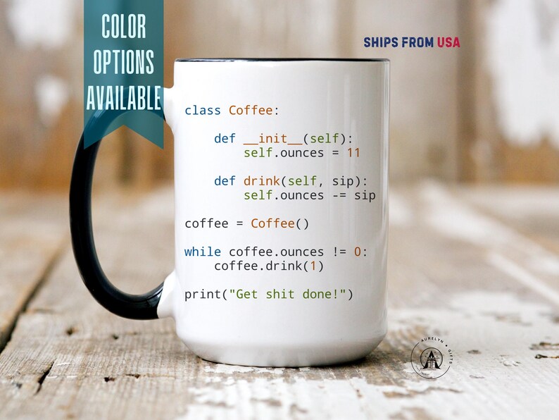 K&ouml;nnte beinhalten: Ein wei&szlig;er Keramikbecher mit schwarzem Henkel und schwarzem Innenraum, bedruckt mit Python-Programmiercode, der eine Coffee-Klasse definiert und den Text print("Get shit done!") in blauer, oranger und gr&uuml;ner Syntaxhervorhebung enth&auml;lt.