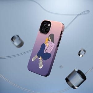 Pode incluir: Uma capa de telefone com um design gradiente rosa e roxo. A capa apresenta uma ilustração de uma pessoa sentada e segurando um telefone amarelo. A pessoa está vestindo um suéter roxo, calças azuis e tênis cinza.