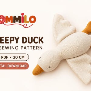 Puede incluir: Un juguete de pato de peluche con cuerpo color crema y pico y patas naranjas, con ojos cerrados bordados. El texto dice: POMMILO SLEEPY DUCK 3D SEWING PATTERN A4 PDF 30 CM DIGITAL DOWNLOAD. El pato se muestra desde una perspectiva cenital.