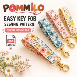 Op de afbeelding: Vier stoffen sleutelhangers met bloemenpatronen in crème, blauw, roze en geel, elk bevestigd aan een goudkleurige draaibare karabijnhaak. De tekst luidt POMMILO EASY KEY FOB SEWING PATTERN DIGITAL DOWNLOAD PDF PATTERN met een hartje.