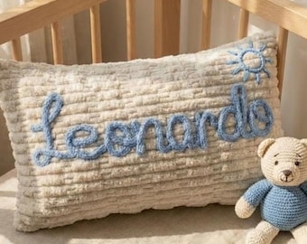 Almohada personalizada con nombre de bebé, almohada con nombre personalizado, cojín de pana bordado a mano, almohada para la habitación del bebé, regalo para baby shower, regalo para el primer cumpleaños