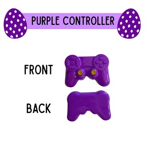 K&ouml;nnte beinhalten: Ein lila Controller, von vorne und hinten gezeigt, mit gelben Kn&ouml;pfen. Der Text "PURPLE CONTROLLER" befindet sich &uuml;ber dem Controller, mit lila Osterei-Grafiken auf beiden Seiten. Das Wort "FRONT" steht &uuml;ber der Vorderansicht des Controllers und "BACK" &uuml;ber der R&uuml;ckansicht.