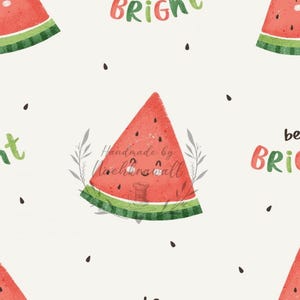 Könnte beinhalten: Ein sich wiederholendes Muster mit Aquarellillustrationen von lächelnden Wassermelonenscheiben und den Worten "be bright" in Grün und Rot. Schwarze Samen sind auf dem weißen Hintergrund verstreut. Der Satz "Handmade by Maehencraft" ist ebenfalls vorhanden.