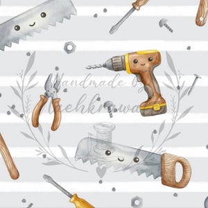 Op de afbeelding: Waterverfillustratie met een herhalend patroon van gereedschappen, waaronder zagen, een boor, tangen en schroevendraaiers, met lachende gezichten. De achtergrond heeft grijs-witte strepen, met de tekst "Handmade by Sehkirwa".