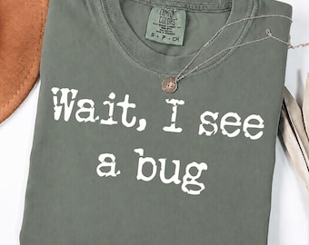 Camiseta Comfort Colors® para Amantes de Insetos, "Espere, eu vejo um inseto!", Camiseta engraçada, Presente para Amantes da Natureza, Presente para Amantes de Insetos, Camiseta de Entomologia, Camiseta de Entomologista