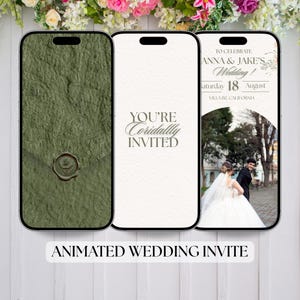 Peut inclure: Trois écrans de smartphone affichant des modèles de faire-part de mariage. L'un montre une enveloppe vert olive texturée avec un sceau de cire. Un autre affiche le texte "You're Cordially Invited". Le troisième présente une photo d'un couple et des détails du mariage.