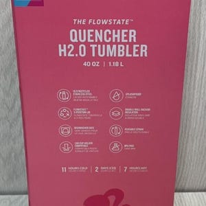 Op de afbeelding: Roze Barbie Quencher H2.0 Tumbler, 1,18 L (40 oz). Kenmerken zijn 18/8 gerecycled roestvrij staal, spatwaterdicht ontwerp, dubbelwandige vacu&uuml;misolatie en een herbruikbaar rietje. Vaatwasmachinebestendig en compatibel met bekerhouders in de auto.
