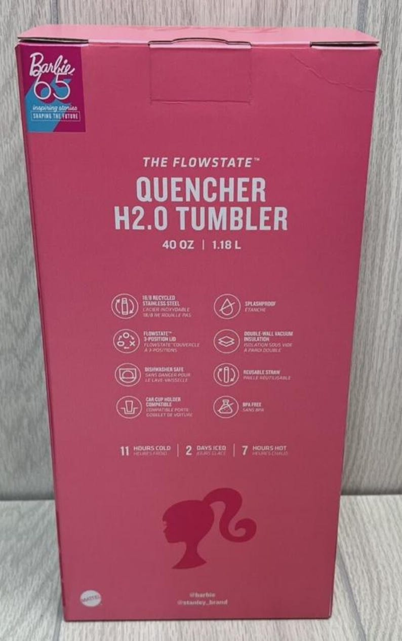 Op de afbeelding: Roze Barbie Quencher H2.0 Tumbler, 1,18 L (40 oz). Kenmerken zijn 18/8 gerecycled roestvrij staal, spatwaterdicht ontwerp, dubbelwandige vacu&uuml;misolatie en een herbruikbaar rietje. Vaatwasmachinebestendig en compatibel met bekerhouders in de auto.