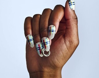 Pendientes adhesivos de tartán a cuadros de la colección PinkPantheress con pendientes de uñas - Exclusivo de la tienda del festival de Etsy