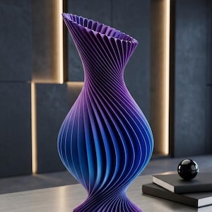 Könnte beinhalten: Eine moderne, dekorative Vase mit einem einzigartigen, wirbelnden Design. Die Vase weist einen Farbverlauf auf, der von Lila oben nach Blau unten übergeht. Die Vase besteht aus einer Reihe von gebogenen, vertikalen Linien, die ein strukturiertes Aussehen erzeugen.