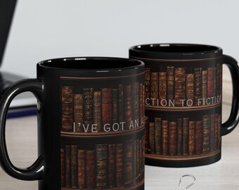 Taza "Adicción a la Ficción" / Diseño de Vela de Estantería, Taza de Cerámica Negra