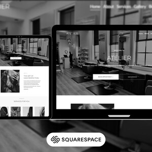 Könnte beinhalten: Schwarz-Weiß-Bild einer Website, die auf einem Tablet und einem Computerbildschirm angezeigt wird. Die Website zeigt das Wort "ATELIER" oben, mit Bereichen für Dienstleistungen und Buchungen. Das Squarespace-Logo ist unten sichtbar.