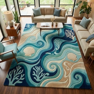 Puede incluir: Una alfombra rectangular con un patrón de inspiración costera que presenta olas ondulantes en tonos azul marino, turquesa y beige. El diseño incluye motivos texturizados en relieve de conchas marinas y corales.