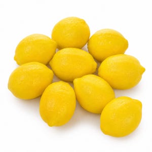 Peut inclure: Un ensemble de neuf citrons jaune vif disposés en grappe. Chaque citron présente une écorce texturée d'un jaune éclatant avec une forme ovale caractéristique et des extrémités légèrement pointues, affichant une couleur uniforme et fraîche.