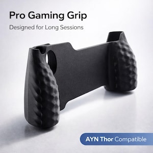 Może przedstawiać: Czarny uchwyt Pro Gaming przeznaczony do długich sesji. Uchwyt ma teksturowane uchwyty dla wygody i jest kompatybilny z AYN Thor. Produkt jest pokazany na białym tle.