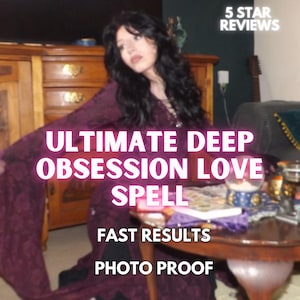 Puede incluir: Una mujer con un vestido burdeos con mangas largas y escote pronunciado. El texto "ULTIMATE DEEP OBSESSION LOVE SPELL" se muestra en letras rosas grandes. El texto adicional dice "FAST RESULTS" y "PHOTO PROOF". También se ven las palabras "5 STAR REVIEWS".
