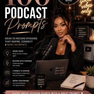 Könnte beinhalten: Werbebild für Content-Ersteller mit dem Text "100 Podcast Prompts". Eine Frau sitzt an einem Schreibtisch mit Laptop, Mikrofon und Notizbuch. Das Bild wirbt für Ideen, um Episoden aufzunehmen, die inspirieren, verbinden und einen Einfluss haben.
