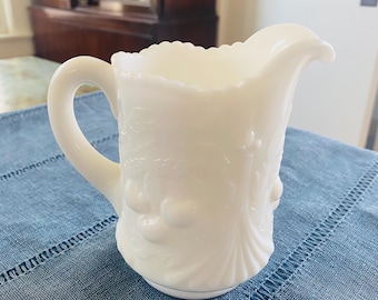 Jarra vintage de vidrio opalino Westmoreland con diseño "Cerezo en guirnalda", 12,7 cm de altura.