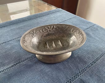 Jabonera ovalada de pedestal de peltre vintage con borde floral ornamentado de 15 cm (6 pulgadas)