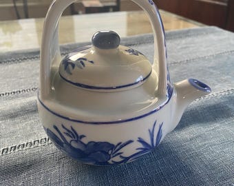 Tetera pequeña de porcelana china vintage azul y blanca de 5,5" de alto x 5,5" de ancho