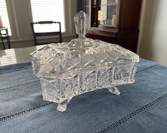 Dulcera de cristal tallado con forma cuadrada y cuatro patas, de estilo vintage, con tapa.