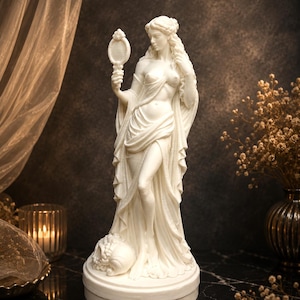 Beeld van Aphrodite met spiegel, Griekse godin sculptuur, Venusbeeld, godinnenbeeld, decoratie voor op een plank, altaardecoratie, vrouwelijke woondecoratie.