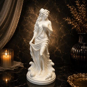Standbeeld van Aphrodite, Griekse godin van de liefde, sculptuur uit de Griekse mythologie, decoratie met schelpen, standbeeld van Venus, decoratie voor een heidens altaar, godinnenbeeldje
