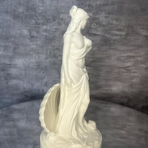 Side profile view
Side profile of Venus / Aphrodite statue showing flowing drapery details and feminine silhouette. Greek mythology inspired goddess sculpture for altar decor, spiritual home decor, mythology lovers gift, aesthetic white figurine, divine feminine decor, shell symbolism statue, minimalist mythology art, decorative PLA sculpture.