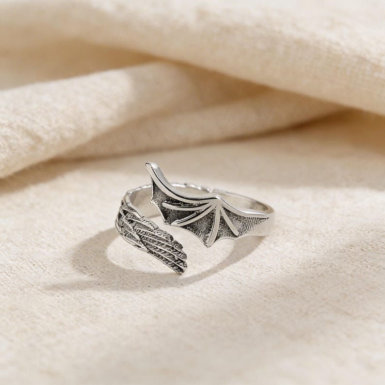 Op de afbeelding: Een witte keramische mok met een zwart handvat en de tekst "But First, Coffee" in een zwarte, vette letter. De mok staat op een houten oppervlak. De mok is ongeveer 10 cm hoog.