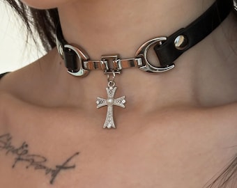 Gotische leren choker met kruis en vlinderhanger - Y2K Goth-statementsieraden