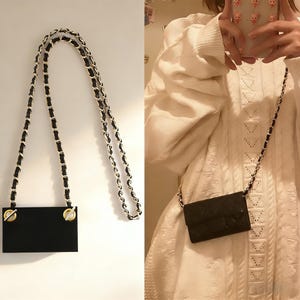 Könnte beinhalten: Eine weiße Keramik-Tasse mit schwarzem Henkel und dem Text "But First, Coffee" in handschriftlichem Stil. Die Tasse steht auf einer weißen Oberfläche. Die Tasse ist etwa 10 cm hoch.