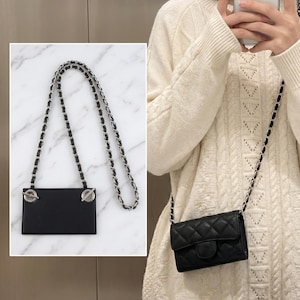 Puede incluir: Bolso bandolera negro acolchado con cadena plateada. El bolso tiene forma rectangular con cierre de solapa. La correa de cadena es de metal plateado y cuero negro. El bolso se muestra en dos entornos diferentes.
