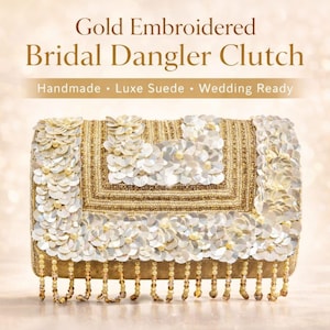 Puede incluir: Clutch de novia bordado en oro de forma rectangular. El clutch está adornado con lentejuelas y cuentas doradas, con una franja de cuentas doradas en la parte inferior. El texto de la imagen dice: "Gold Embroidered Bridal Dangler Clutch, Handmade, Luxe Suede, Wedding Ready."