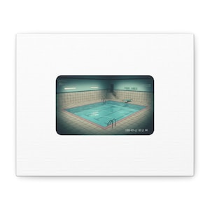 Könnte beinhalten: Leinwanddruck mit einem digital erstellten Bild eines Hallenbades. Der Pool hat eine blaue Wasseroberfläche, einen roten Rand und Metallleitern. Die Worte "POOL AREA" sind über dem Pool zu sehen. Datum und Uhrzeit "1999-07-12 02:13 AM" werden angezeigt.