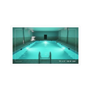 Könnte beinhalten: Ein Aufkleber mit einem türkisfarbenen Hallenbad mit einer Metallleiter. Das Becken ist von hellgrünen gefliesten Wänden und einer dunklen Tür umgeben. Der Text "PM 11:37 JUN 08 1999" ist unten rechts zu sehen.