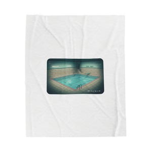 Könnte beinhalten: Eine weiße Decke mit einem rechteckigen Bild eines Schwimmbeckens. Das Becken hat blaues Wasser, rote Bahnen und ein Sprungbrett. Der Text "POOL AREA" befindet sich über dem Becken, darunter Datum und Uhrzeit.