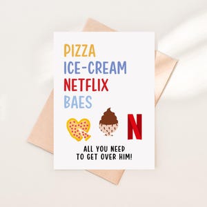 Può includere: Un biglietto di auguri bianco con le parole "PIZZA ICE-CREAM NETFLIX BAES" in vari colori. Sotto, illustrazioni di pizza, gelato e il logo Netflix. Il testo "ALL YOU NEED TO GET OVER HIM!" è in basso.