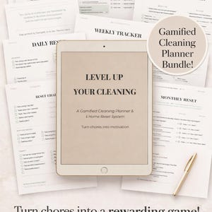 Puede incluir: Un paquete de planificadores digitales con el texto "Level Up Your Cleaning" en una tableta, rodeado de listas de verificación impresas. El paquete incluye un "Gamified Cleaning Planner" y un "Home Reset System".