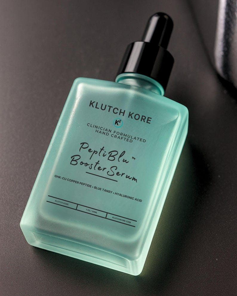 Puede incluir: Una botella cuadrada turquesa de PeptiBlu Booster Serum de Klutch Kore. La botella tiene un cuentagotas negro y texto blanco que dice "Clinician Formulated Hand Crafted". Los ingredientes incluyen GHK-CU Copper Peptide, Blue Tansy y &Aacute;cido Hialur&oacute;nico.