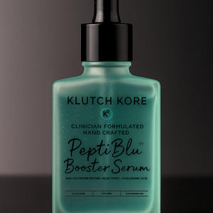 Puede incluir: Una botella de color turquesa de suero potenciador Pepti Blu de Klutch Kore. La botella tiene un cuentagotas negro y un acabado esmerilado. El texto incluye "Clinician Formulated, Hand Crafted" e informaci&oacute;n sobre ingredientes. Contiene 30 ml.