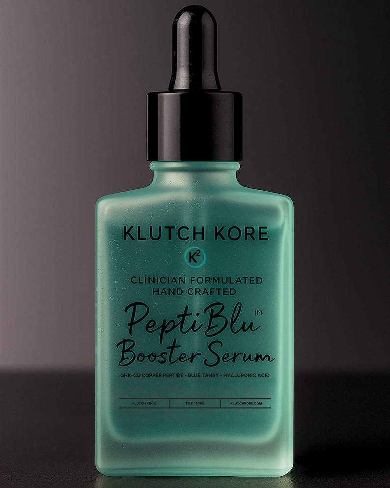 Puede incluir: Una botella de color turquesa de suero potenciador Pepti Blu de Klutch Kore. La botella tiene un cuentagotas negro y un acabado esmerilado. El texto incluye "Clinician Formulated, Hand Crafted" e informaci&oacute;n sobre ingredientes. Contiene 30 ml.