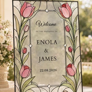 Puede incluir: Un letrero de boda rectangular de vidrieras con un marco de metal negro y un remate decorativo. El vidrio muestra tulipanes rosas con tallos y hojas verdes, y el texto: Welcome to the wedding of Enola & James 22.08.2026.