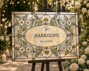Letrero de bienvenida para bodas con efecto vitral y plantilla personalizada para apellidos y números de mesa. Descarga digital editable e imprimible a color.