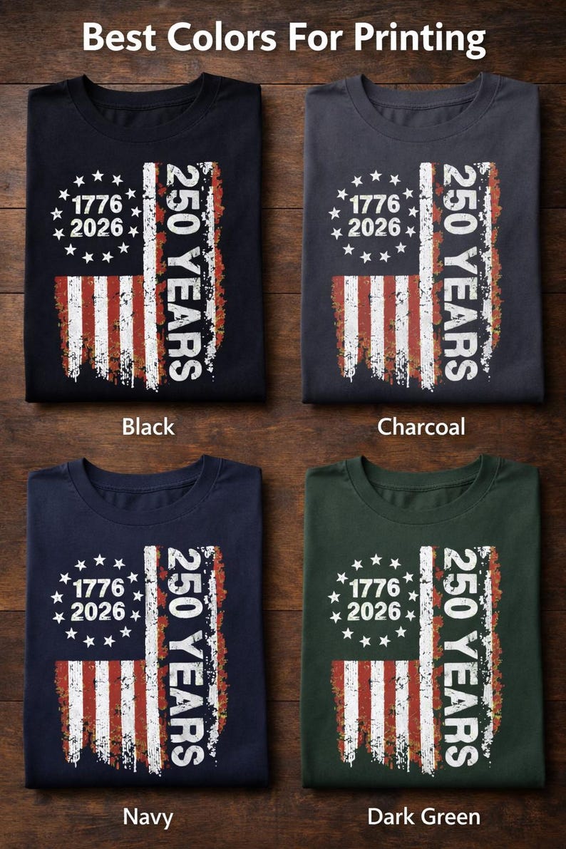 Pu&ograve; includere: Quattro magliette in nero, antracite, blu navy e verde scuro, ciascuna con un design a bandiera americana invecchiata. Le magliette mostrano il testo "1776 2026" e "250 YEARS". La frase "Best Colors For Printing" &egrave; in alto.
