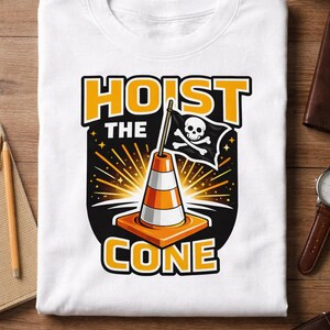 Puede incluir: Camiseta blanca con la frase "HOIST THE CONE" en naranja. El dise&ntilde;o muestra un cono de tr&aacute;fico con una bandera pirata, sobre un fondo negro con efectos de estrellas. Una camiseta divertida y original.